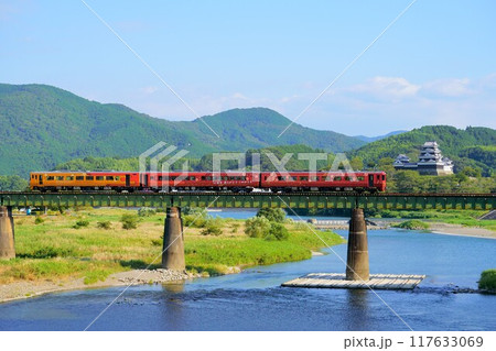 大洲城を背景に肱川を渡る、観光列車伊予灘ものがたり・道後編 大洲城を背景に肱川を渡る、観光列車伊予灘ものがたり・道後編 117633069