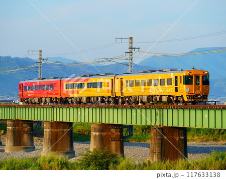 10周年記念ロゴを掲載したヘッドマークを取り付けた伊予灘ものがたり 117633138