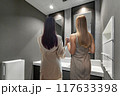 会社のトイレで化粧直しをする2人の女性 117633398