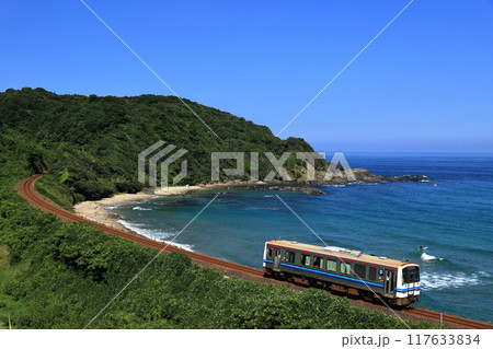 夏の折居海岸と山陰本線キハ120普通列車 117633834