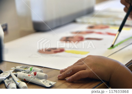 絵の具でのお絵描き 117633868