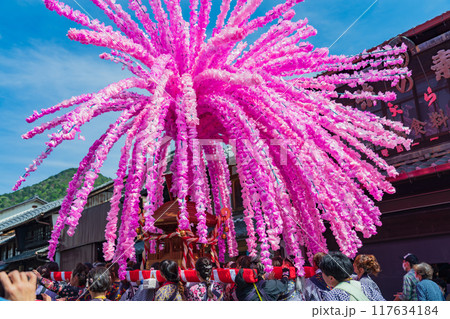 美濃まつり、うだつの上がる町並みを練り歩く花みこし〈岐阜県美濃市〉 117634184