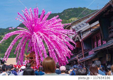 美濃まつり、うだつの上がる町並みを練り歩く花みこし〈岐阜県美濃市〉 美濃まつり、うだつの上がる町並みを練り歩く花みこし〈岐阜県美濃市〉 117634186