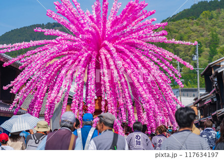 美濃まつり、うだつの上がる町並みを練り歩く花みこし〈岐阜県美濃市〉 117634197