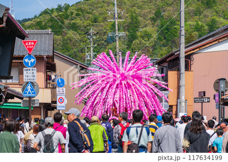 美濃まつり、うだつの上がる町並みを練り歩く花みこし〈岐阜県美濃市〉 117634199