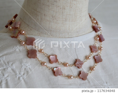 4枚花形ピンクシェルと淡水パールのロングネックレス 117634848