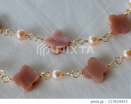 4枚花形ピンクシェルと淡水パールのロングネックレス 117634855