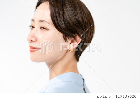 スキンケア　女性の横顔 117635620