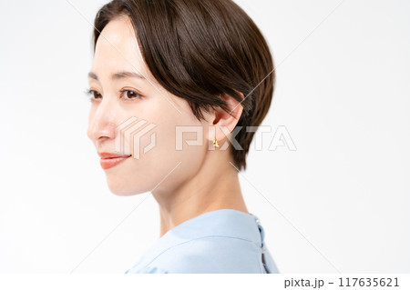 スキンケア　女性の横顔 117635621