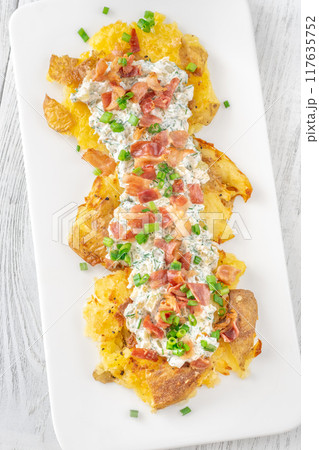 Crispy smashed potatoes 117635752