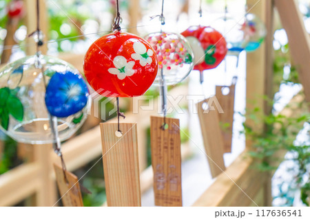 【夏素材】カラフルな風鈴 117636541