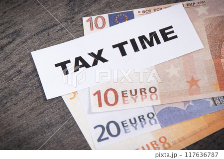Inscription tax time and euro banknotes. Time of calculating, return or tax payment 117636787