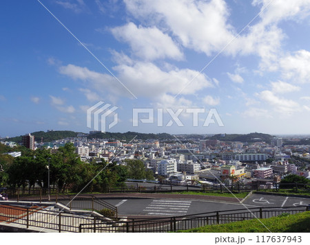 高台より望む沖縄県那覇市の街並み 117637943