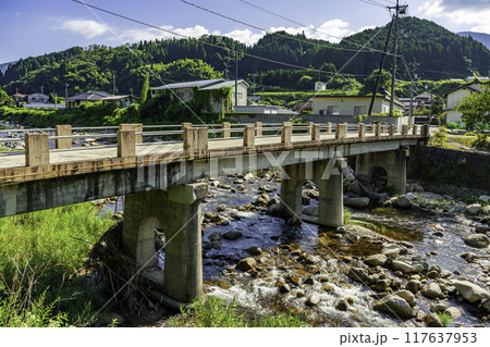 奥津温泉 奥津歴史資料館裏の橋 岡山県鏡野町 奥津温泉 奥津歴史資料館裏の橋 岡山県鏡野町 117637953
