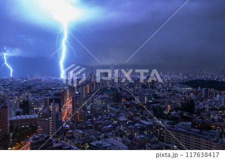 《東京都》ゲリラ雷雨の東京 117638417