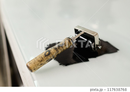 Handtool with handle and narrow roller Handtool with handle and narrow roller 117638768