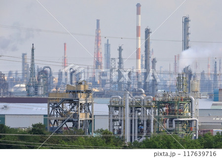 コンビナートの煙突 イメージ コンビナートの煙突 イメージ 117639716
