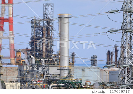 コンビナートの煙突 イメージ コンビナートの煙突 イメージ 117639717