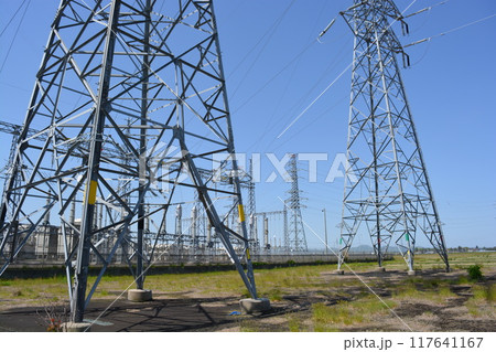 屋外変電設備と送電塔 屋外変電設備と送電塔 117641167