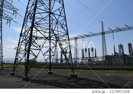 屋外変電設備と送電塔 117641168