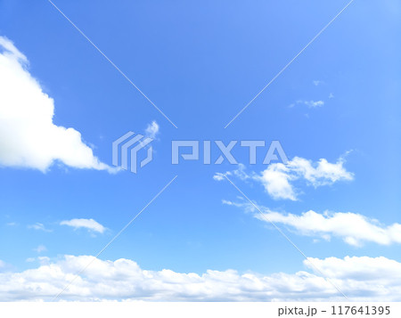 夏の綿飴のようなふわふわとした積雲 117641395