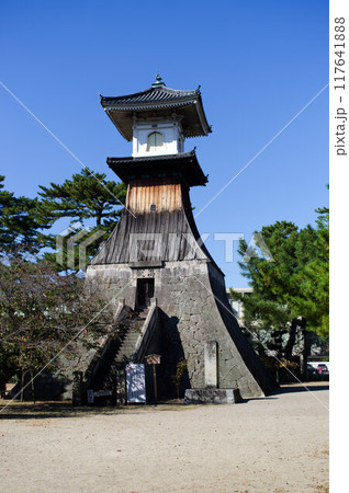 青空と琴平町の高灯篭 青空と琴平町の高灯篭 117641888