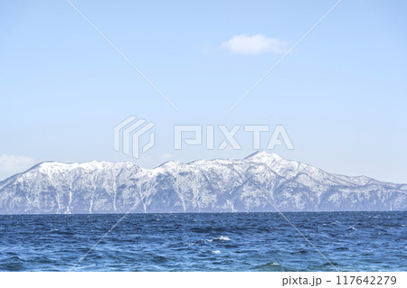 冬の支笏湖、紋別岳 千歳市 冬の支笏湖、紋別岳 千歳市 117642279