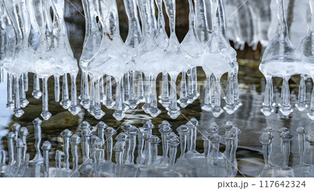 エンジンの4バルブみたいなツララ　16:9　支笏湖　千歳市 117642324