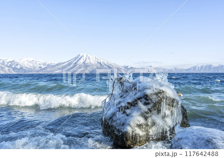 冬の支笏湖、恵庭岳　千歳市 117642488