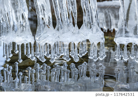 エンジンの4バルブみたいなツララ 支笏湖 千歳市 エンジンの4バルブみたいなツララ 支笏湖 千歳市 117642531