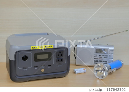 災害時のポータブル電源とラジオと懐中電灯 災害時のポータブル電源とラジオと懐中電灯 117642592