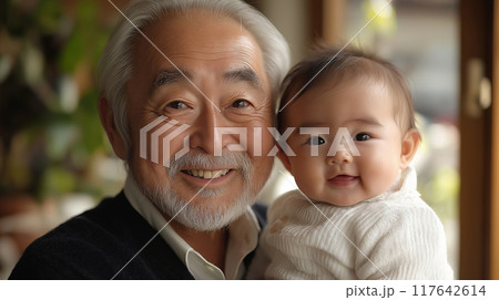 赤ちゃんを抱くおじいさん 117642614