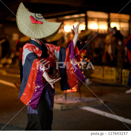 端縫いと編み笠の女性　西馬音内盆踊り　2024年　秋田県 117643257