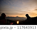 夕日を眺める人 117643913