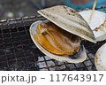 バーベキューで焼くホンビノス 117643917