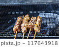 網で焼かれる焼き鳥 117643918