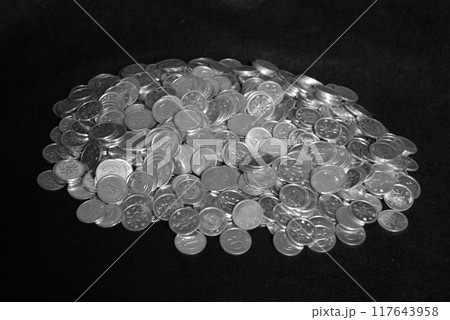 一円玉の山 一円玉の山 117643958