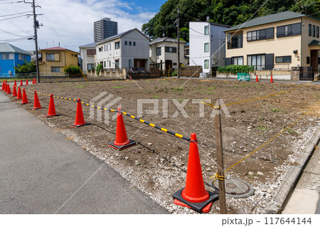 住宅街の空き家を取り壊し更地にした土地 117644144