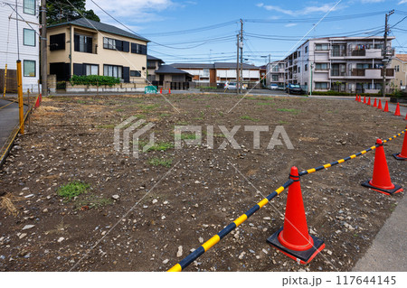 住宅街の空き家を取り壊し更地にした土地 117644145