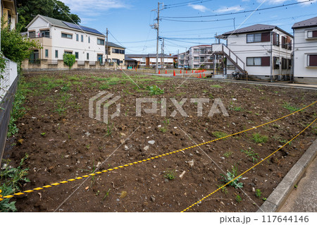住宅街の空き家を取り壊し更地にした土地 117644146