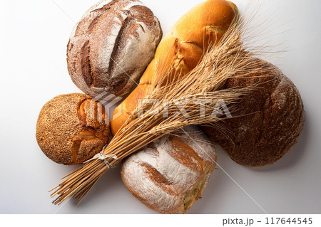 たくさん並んだパン 117644545