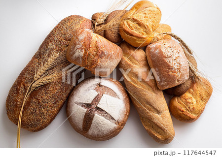 たくさん並んだパン 117644547