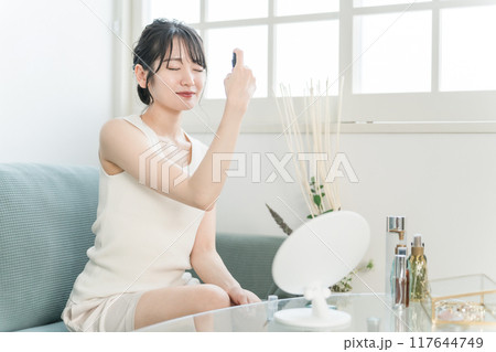 スプレーの化粧水でスキンケアするアジア人女性 117644749