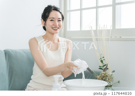 家で洗顔フォーム・洗顔料を使って泡洗顔をする若いアジア人女性 家で洗顔フォーム・洗顔料を使って泡洗顔をする若いアジア人女性 117644810