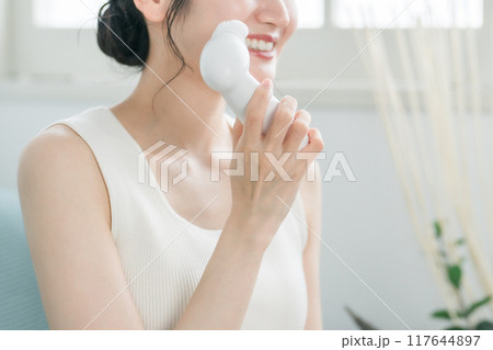 洗顔器・洗顔ブラシを使って洗顔する若いアジア人女性 洗顔器・洗顔ブラシを使って洗顔する若いアジア人女性 117644897