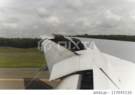 B777の主翼(フラップ、エルロン、スポイラー) B777の主翼(フラップ、エルロン、スポイラー) 117645116