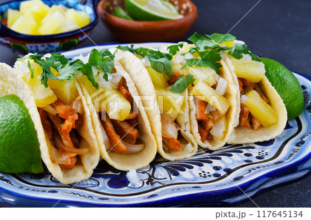 タコス・アル・パストール　Tacos al pastor　（メキシコ料理） 117645134