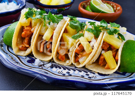 タコス・アル・パストール　Tacos al pastor　（メキシコ料理） 117645170