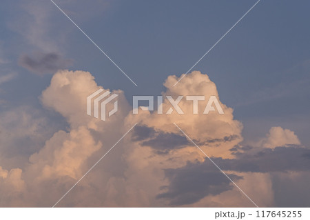 夕暮れの夏の入道雲 夕暮れの夏の入道雲 117645255