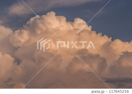 夕暮れの夏の入道雲 117645259